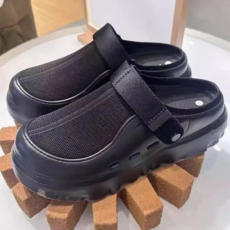 Cavalo de tênis mesh mule preto com fechamento em fivela e solado robusto antiderrapante