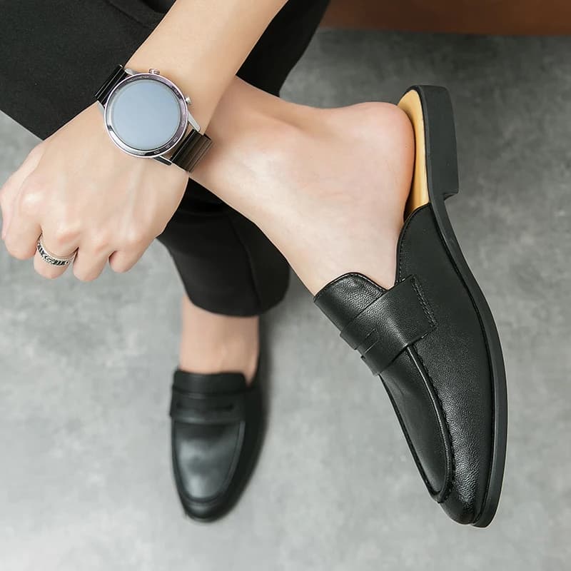 Tênis mule masculino preto em couro com fivela e sola amarela, estilo casual elegante