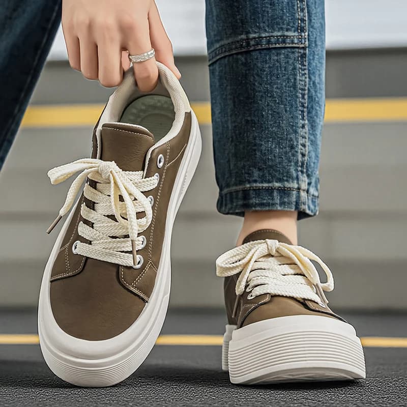 Tênis Masculino Casual de Couro Retrô Primavera 2026, Leve, Antiderrapante e com Aumento de Altura - Nova Tendência