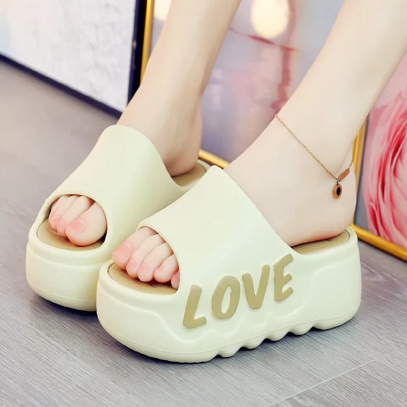 Chinelos de plataforma verdes com salto alto de 6cm, antiderrapantes, com a palavra 'LOVE' gravada na sola.