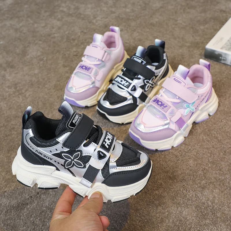 Tênis infantil moderno com sola grossa e detalhes em glitter, cor preto e cinza com detalhes em rosa e prata.