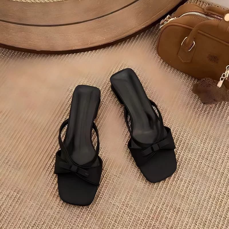 Sandálias de salto médio bloco pretas femininas com laço e bico quadrado estilo mules retrô em superfície texturizada