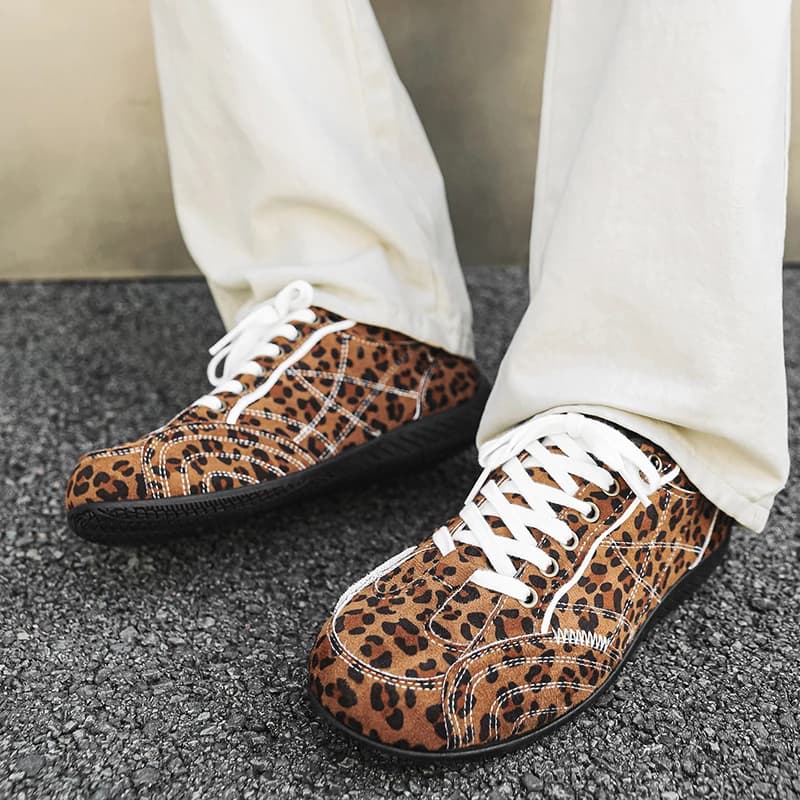 Tênis Masculino de Corrida e Treino, Moda Masculina Tendência 2026, Casual, com Cadarço, Estampa de Leopardo, Antiderrapante, Sola Plana, para Uso Externo
