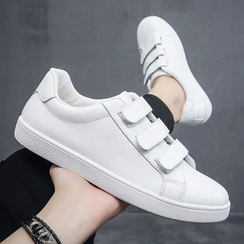 Tênis brancos masculinos com ganchos de ajuste, confortáveis e de estilo casual, perfeitos para o outono.