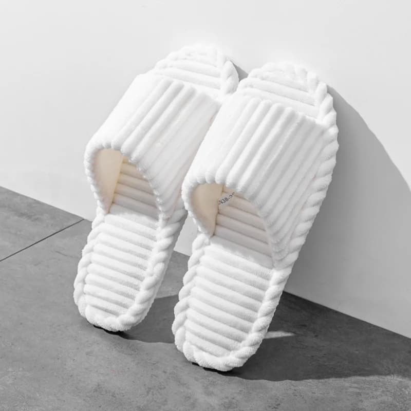 Chinelos femininos brancos de casa abertos com sola antiderrapante e design respirável
