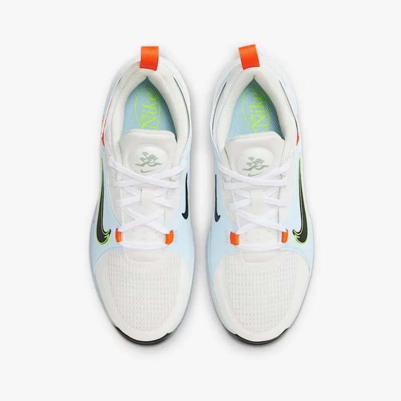 Tênis feminino Nike HQ3471-101 branco com detalhes em azul claro, laranja e logo preto