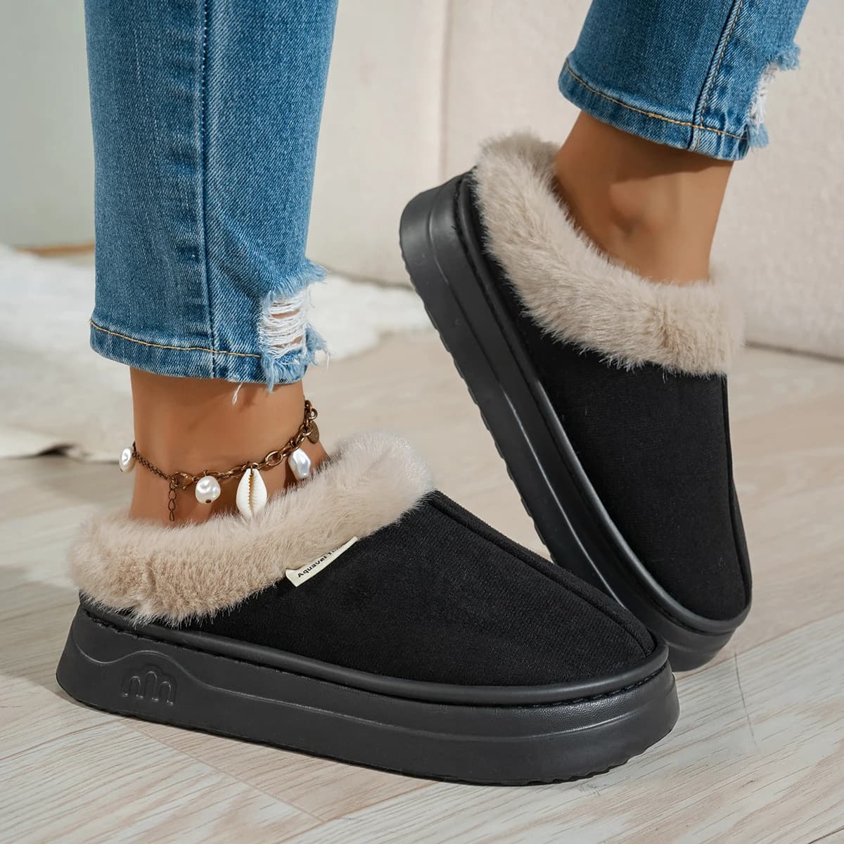 Chinelos femininos de inverno com forro de pelo macio e quente, marrom e branco