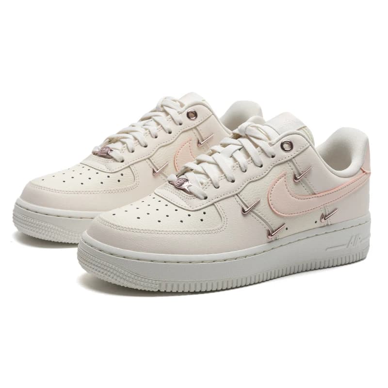 Tênis Nike Air Force 1 Low feminino em couro branco com detalhes rosa e solado branco