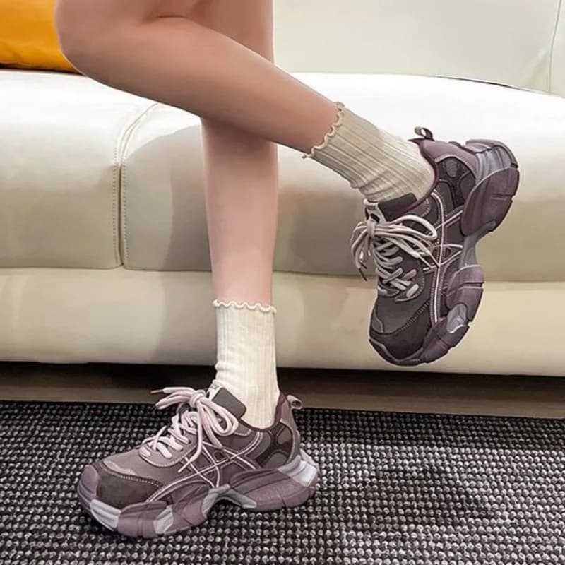 Tênis casual feminino coreano roxo com cadarço, malha respirável e sola grossa para aumento de altura