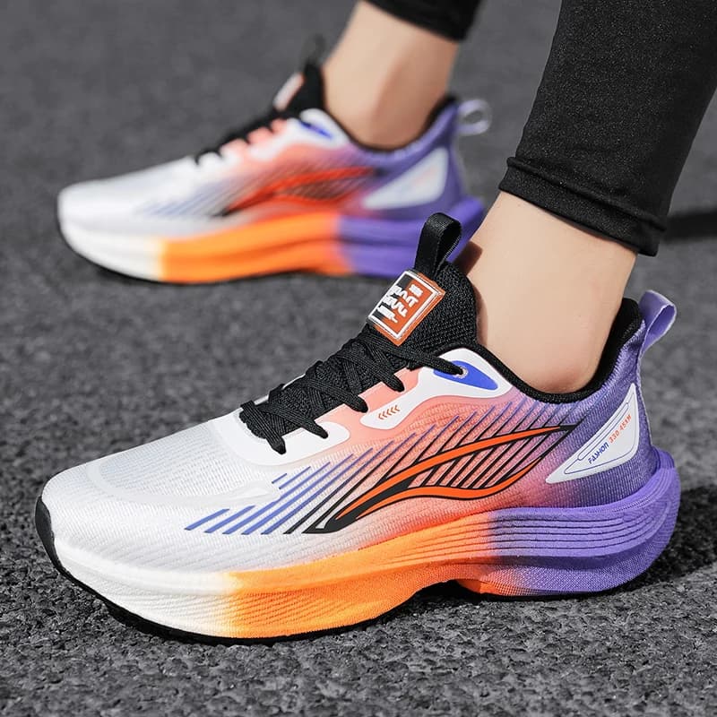 Tênis esportivo Gradient Runner unissex com degradê laranja, roxo e branco, malha respirável e solado antiderrapante
