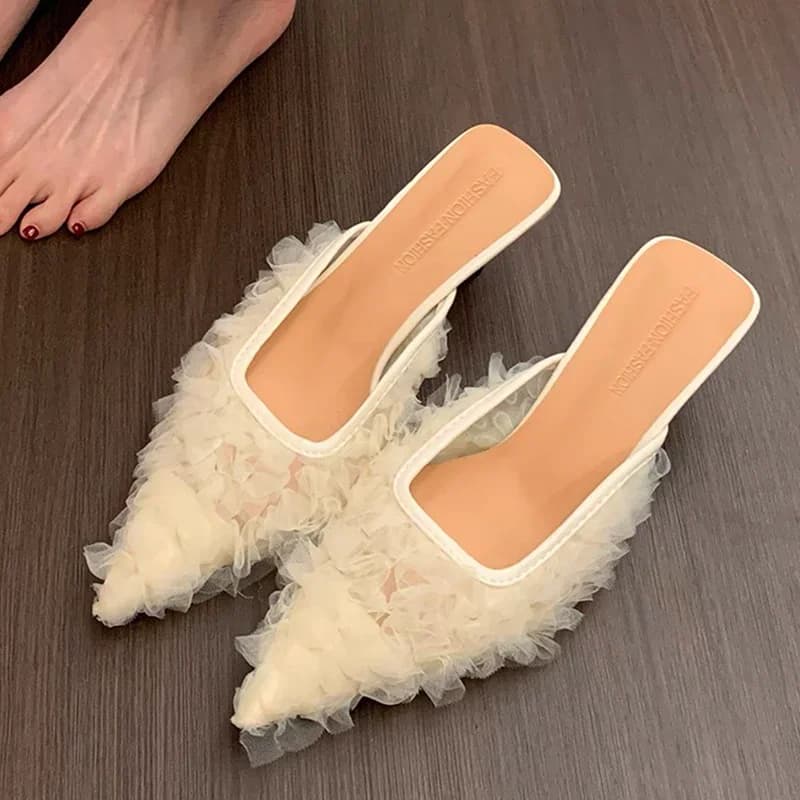 Par de mules de salto médio rosa pálido em tule com bico fino e design delicado