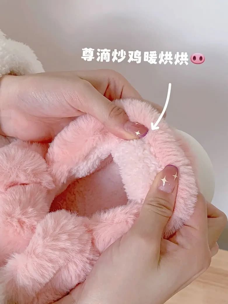 Detalhe do interior macio e peludo do chinelo Feerldi Piggy Slippers feminino rosa