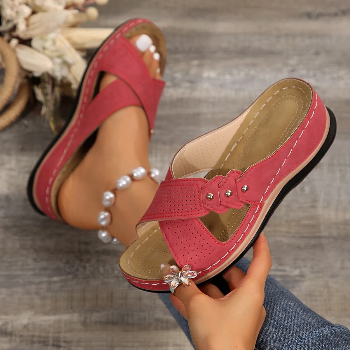 Chinelo feminino aberto vermelho em material sintético com solado antiderrapante e design confortável