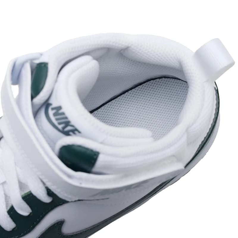 Detalhe interno do tênis Nike Court Borough Mid 2 GS feminino branco com detalhes verdes e logo Nike na língua