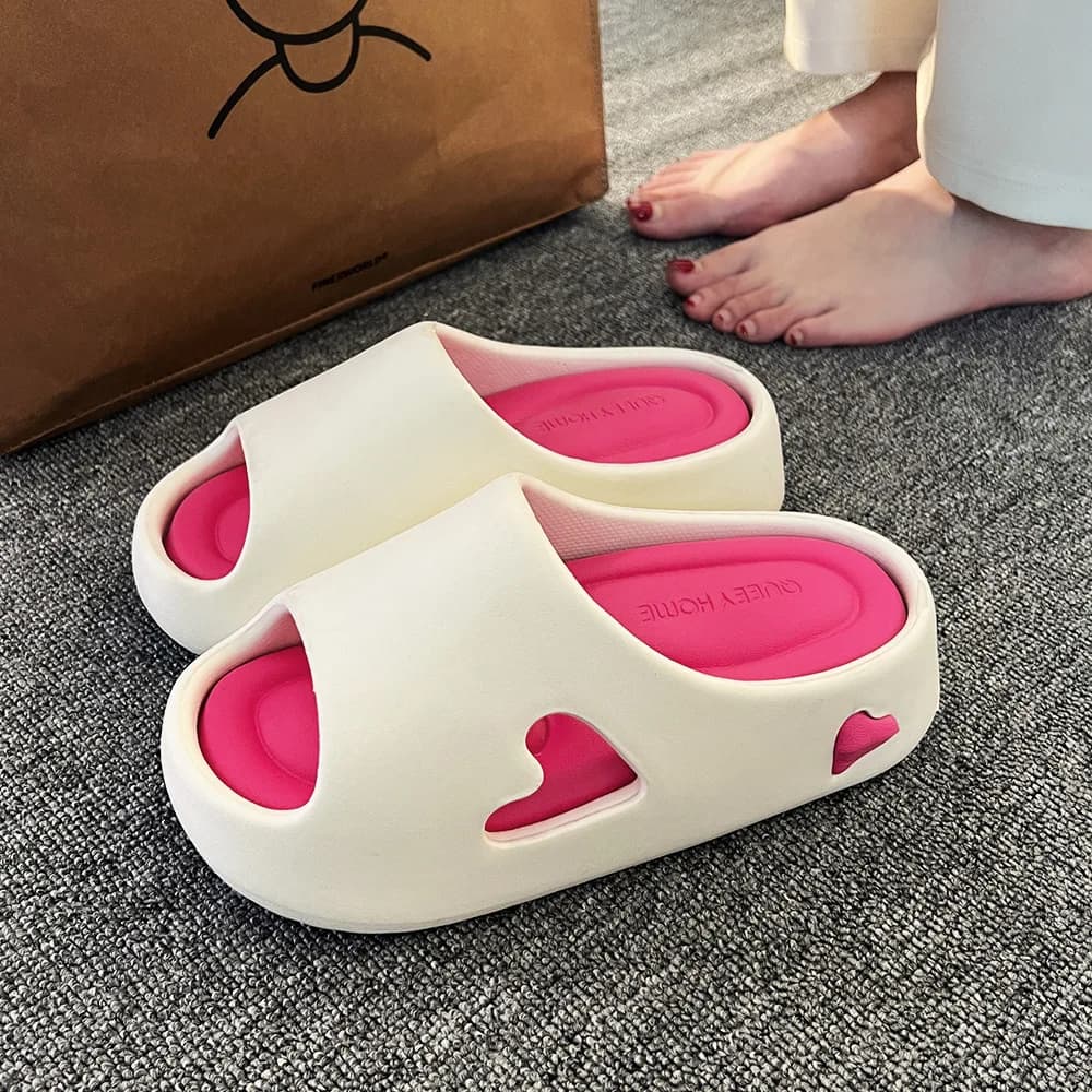 Chinelo feminino plataforma antiderrapante preto e branco com detalhes rosa