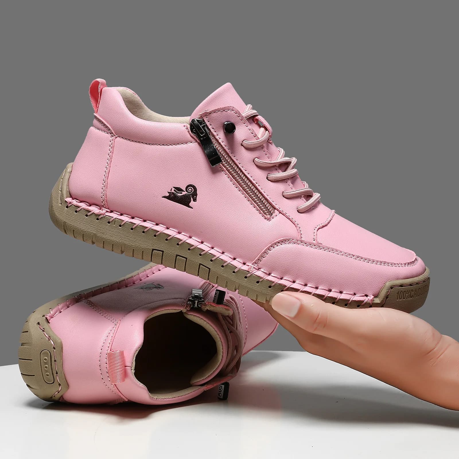 Tênis esportivo feminino rosa claro com zíper e logotipo preto