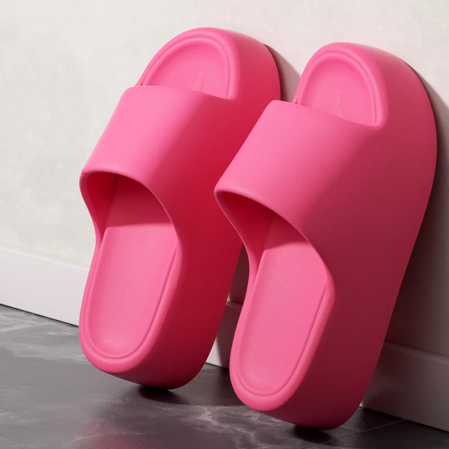 Chinelos de plataforma rosa-claro para mulheres, design minimalista, sola antiderrapante.