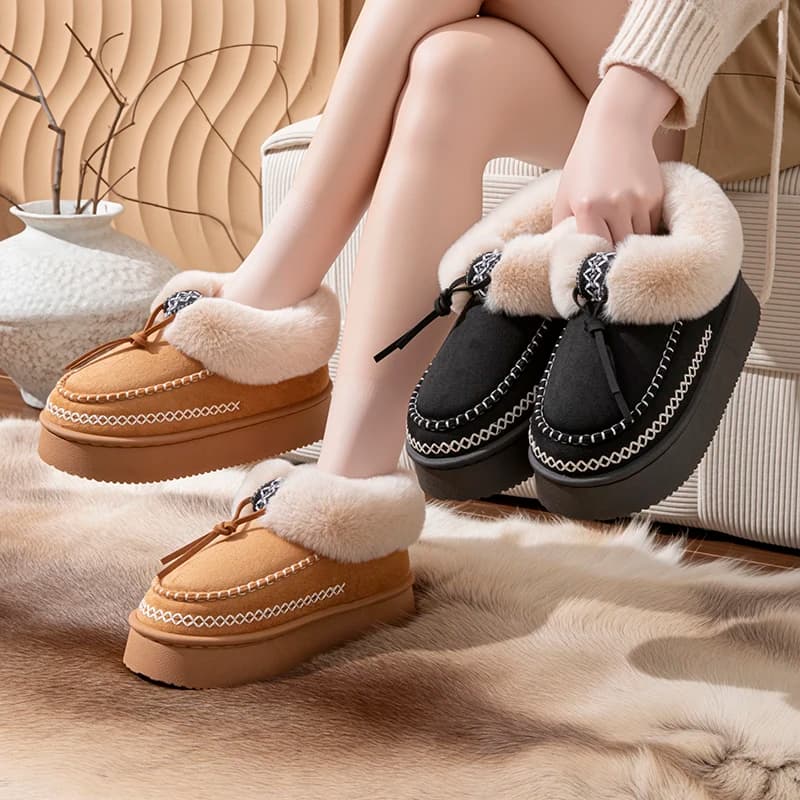 Chinelos plataforma Inverno Furry Slides feminino em marrom e preto com pelúcia e detalhe em fivela