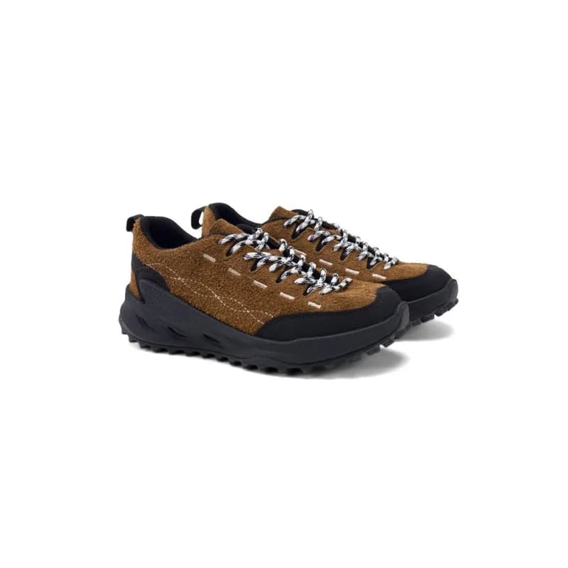 Tênis esportivos femininos de montanhismo com plataforma, cor marrom e preto, sola robusta e respirável, parte superior em material têxtil resistente, cadarços brancos e bordados decorativos.