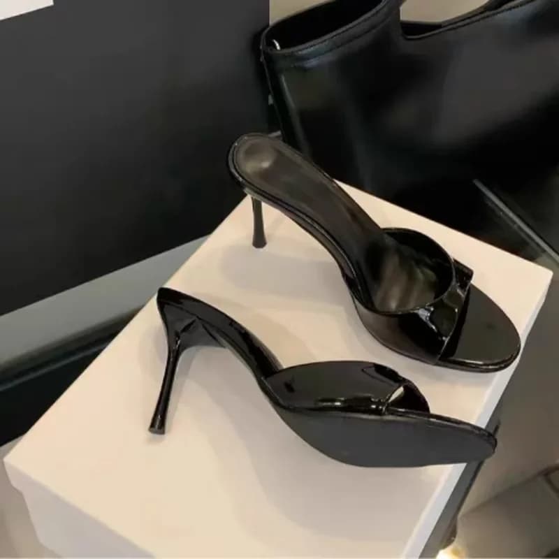 Sandália de salto alto preta em couro de patente com design moderno e dedo aberto para mulheres