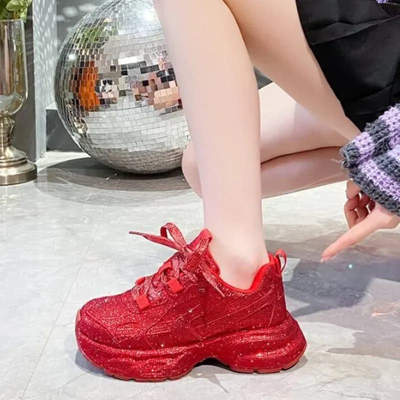 Tênis vermelho Bling Runner plataforma feminino usado com look casual e sola alta
