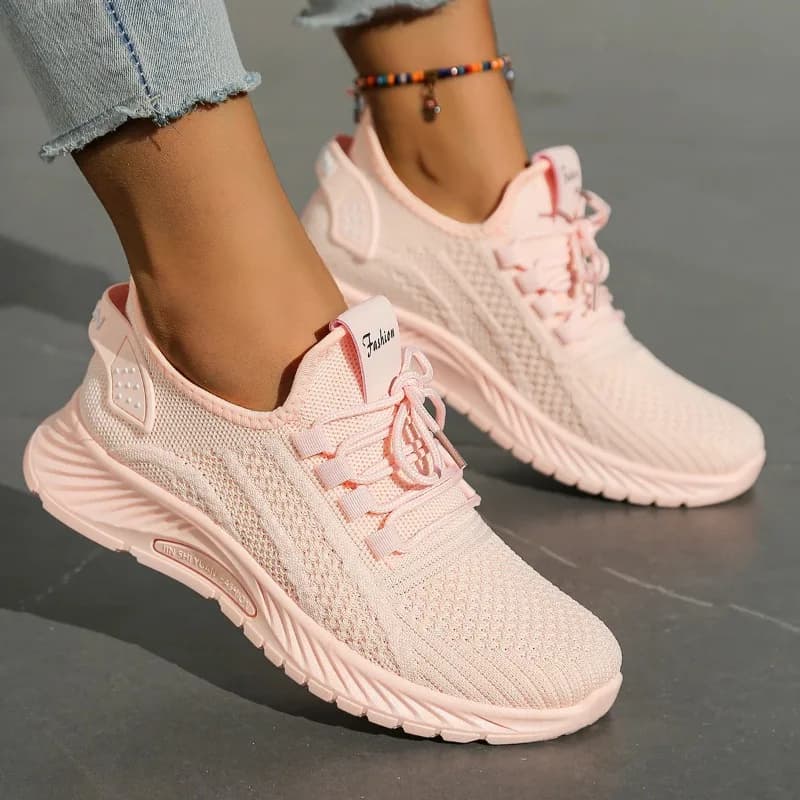 Tênis esportivo feminino branco com design de malha respirável e texto 'Fashion' lateral
