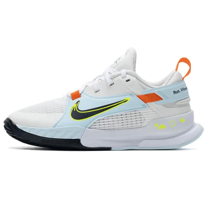 Tênis de corrida Nike HQ3471-101 branco com solado preto, detalhes em azul claro, laranja e logo Nike amarelo