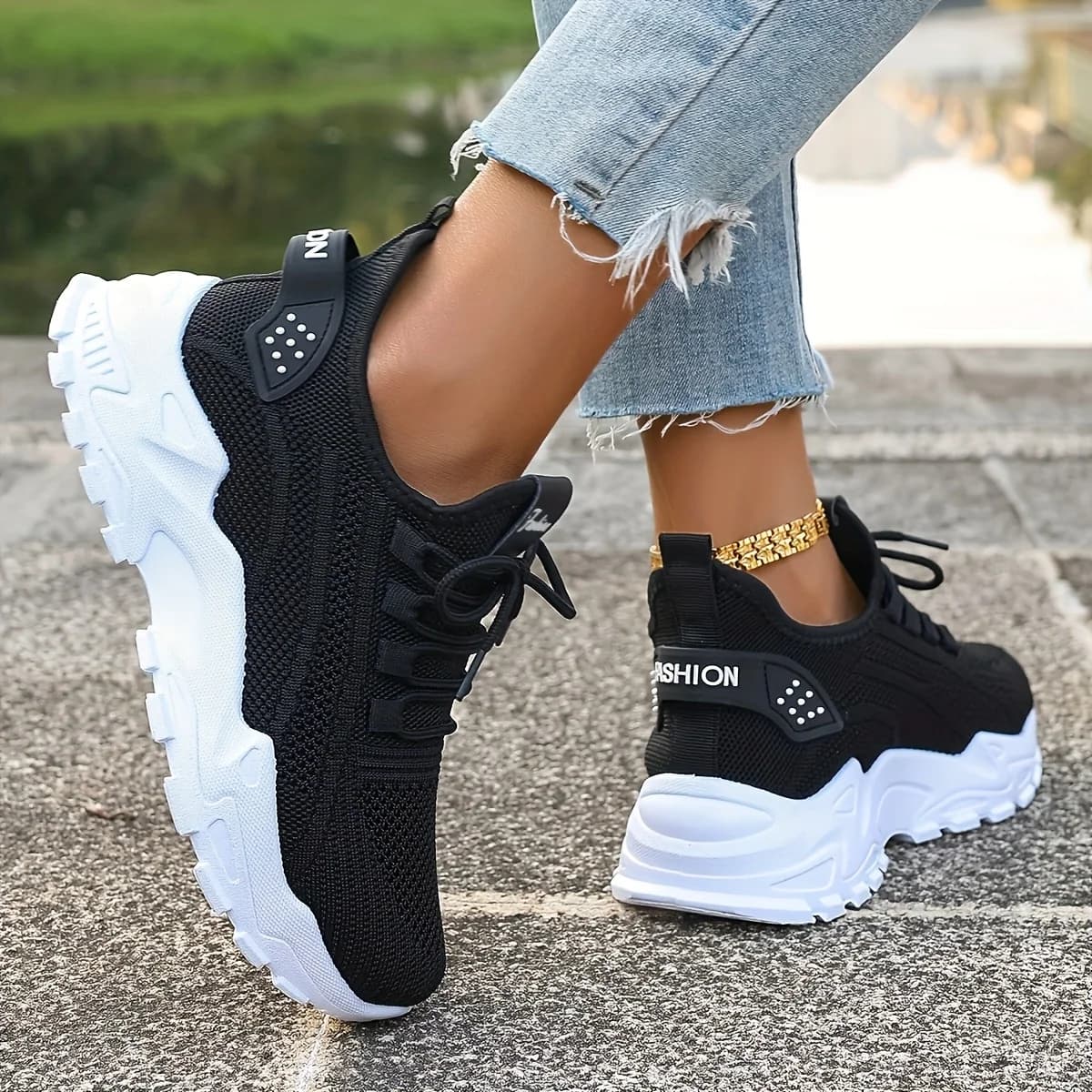 Tênis casual feminino preto com sola branca antiderrapante e design leve em malha respirável