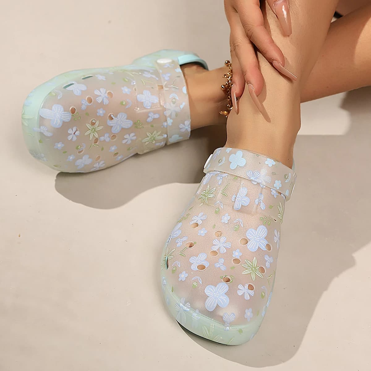 Sandálias femininas transparentes com estampa floral azul e verde, plataforma e sola macia