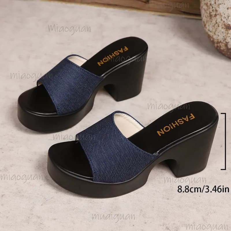 Mule slide sandal azul escuro em denim com salto bloco 8,8cm e bico aberto para uso casual