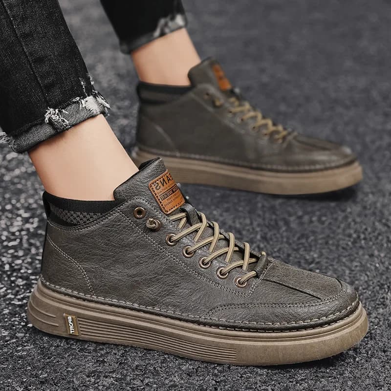 Tendência masculina sapatos casuais de couro 2025 novos sapatos para homens de alta qualidade preto casual masculino tênis plataforma botas de tornozelo tênis masculino