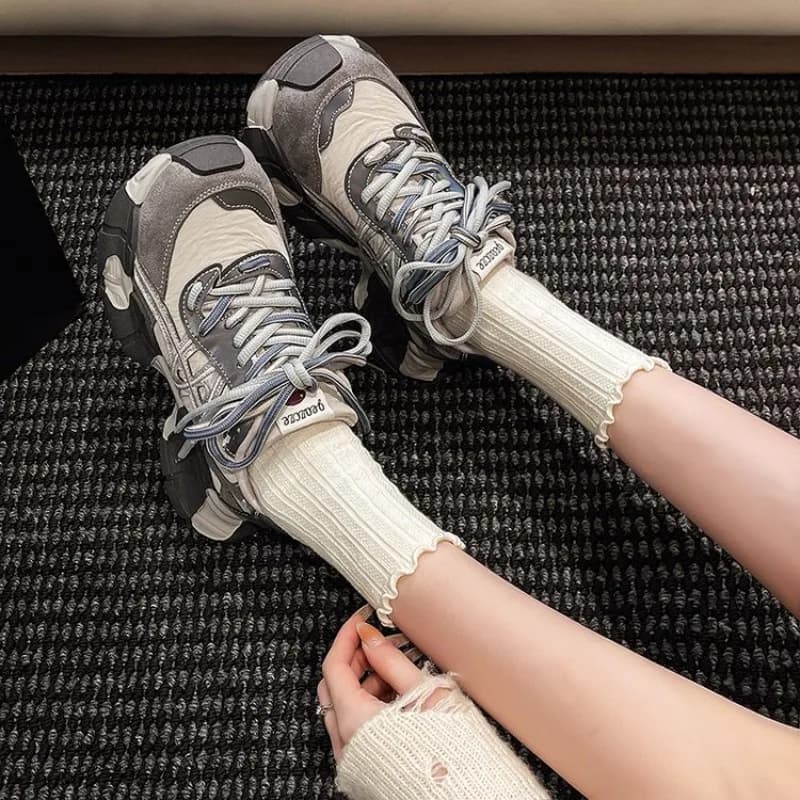 Tênis casual feminino coreano cinza com cadarço, malha respirável e sola grossa para aumento de altura