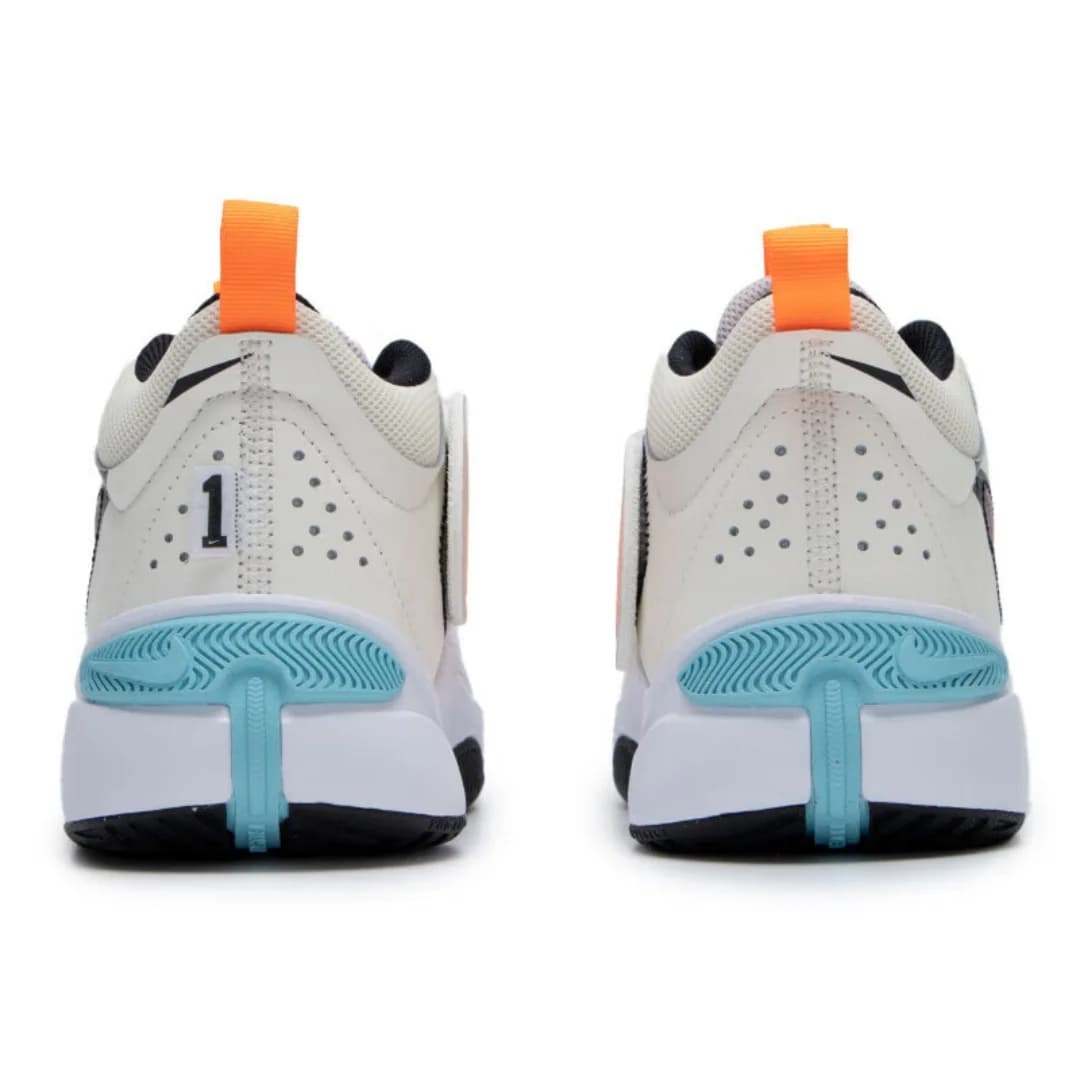 Tênis esportivo Nike Team Hustle D 11 para mulheres, branco e cinza com detalhes coloridos, logotipo da Nike.
