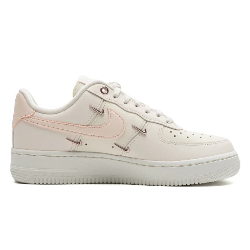 Tênis Nike Air Force 1 feminino rosa e branco, ângulo frontal e lateral, logotipo da Nike, sola branca com detalhes rosa.
