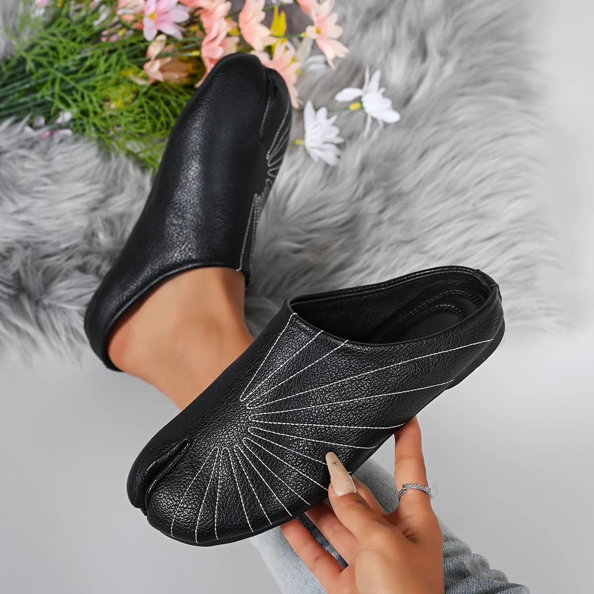 Chinelo Tabi Ninja feminino preto com dedo separado e costura branca, em couro sintético flexível