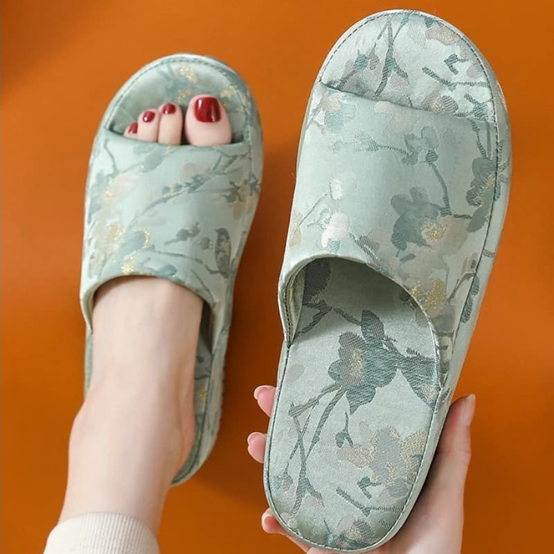 Platform slippers de seda verde claro com estampa floral dourada para mulheres