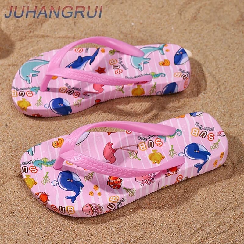 Chinelos infantis rosa com estampas de animais marinhos, baleias e peixes, para praia e banho interno.