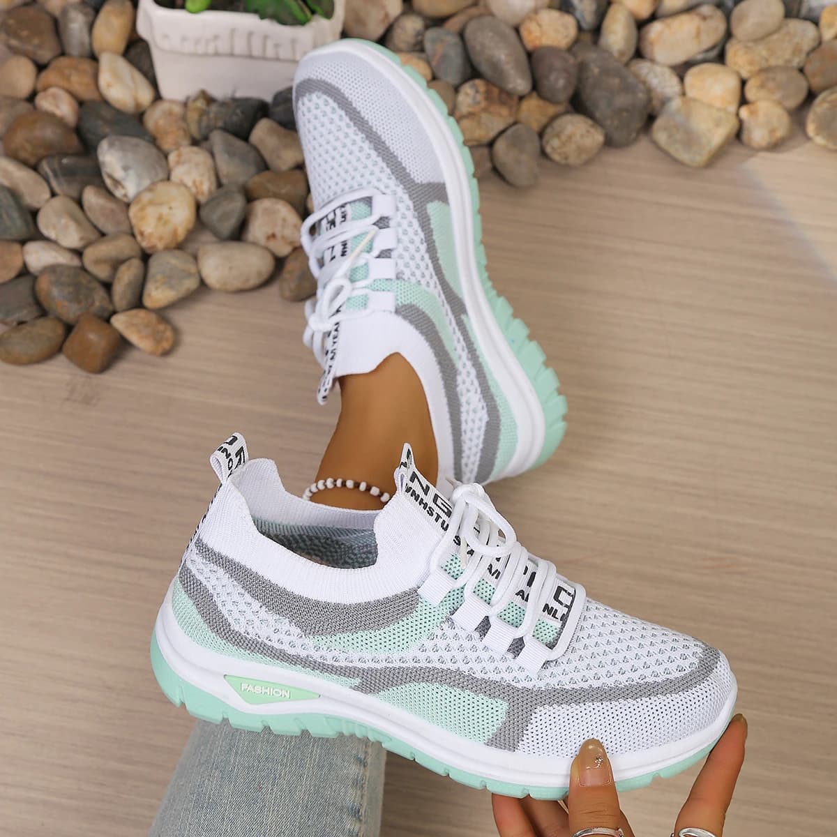 Tênis casual feminino branco e rosa com sola rosa e detalhes em cinza