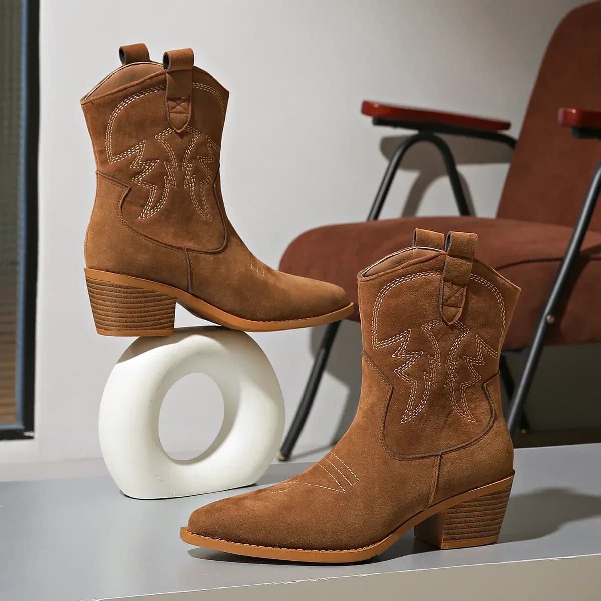 Novo bordado apontou toe sapatos de salto grosso botas cavaleiro retro deslizamento em botas curtas cowboy ocidental botas de mujer 2025