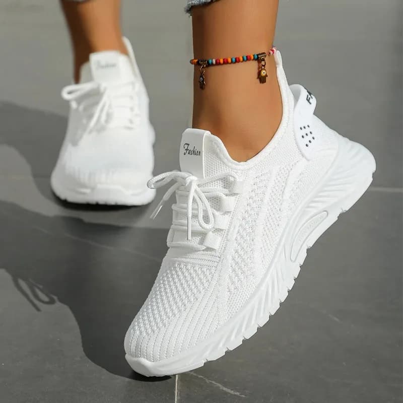 Tênis esportivo feminino branco com sola respirável e texto 'Fashion' lateral