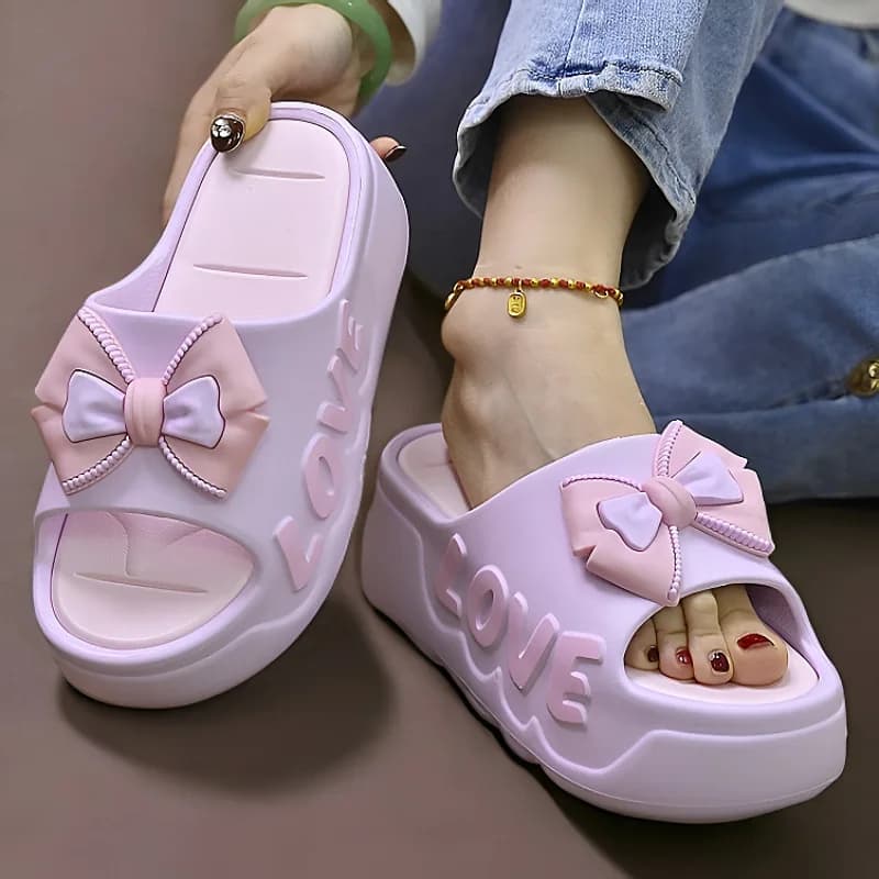 Sandálias plataforma rosa com laço decorativo e detalhe LOVE, salto 6cm e sola antiderrapante
