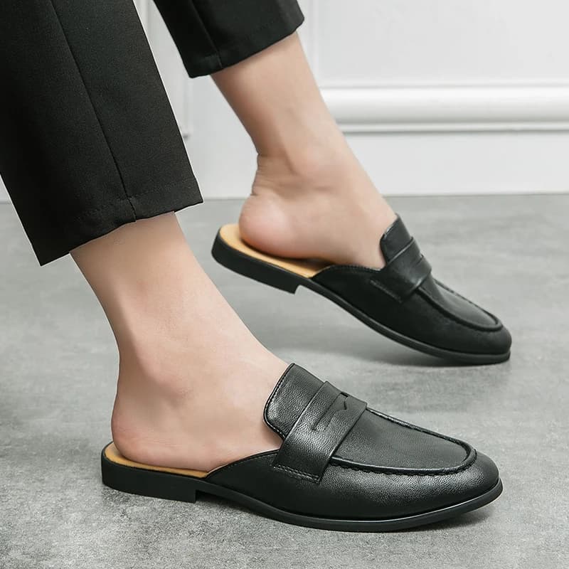 Cavalo de tênis mule masculino em couro preto com sola amarela e design clássico
