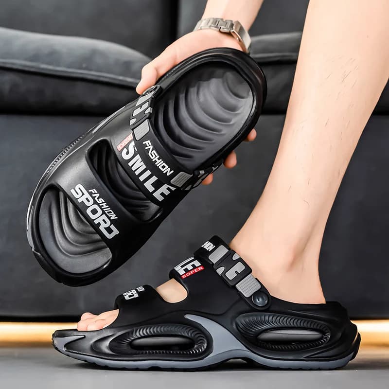 Sandálias masculinas pretas de praia com sola ventilada e design esportivo com palavras SMILE e FASHION SPORT