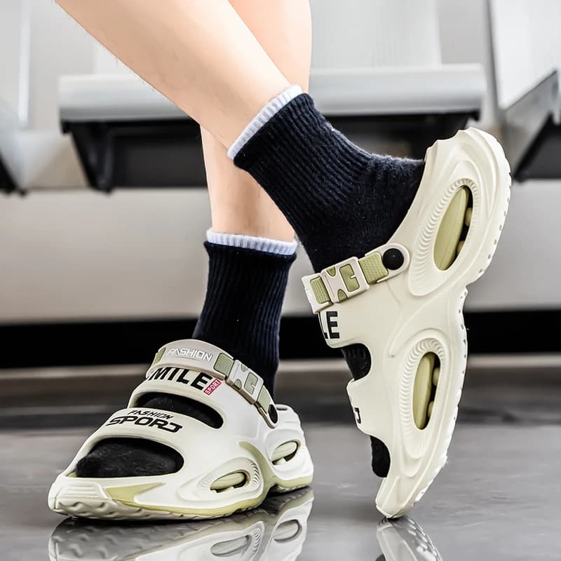 Sandálias masculinas brancas com sola ventilada usadas com meias pretas, design moderno para praia e verão