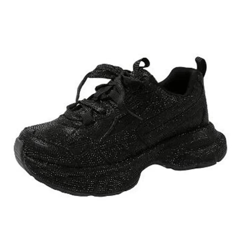 Tênis feminino preto com plataforma e detalhes brilhantes