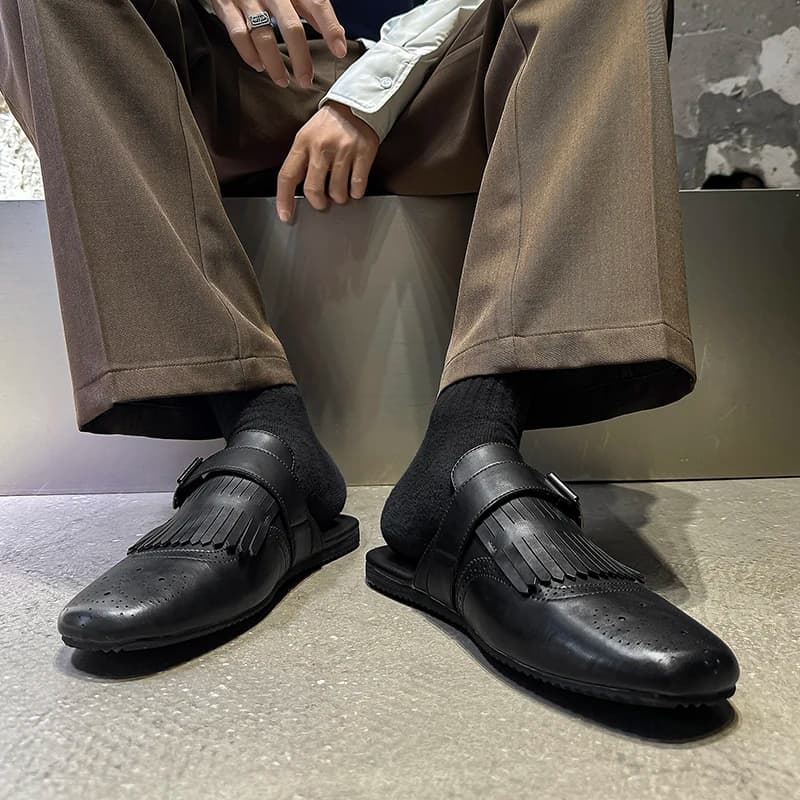 Mocassim masculino preto de couro com tassel usado com meia preta e calça marrom