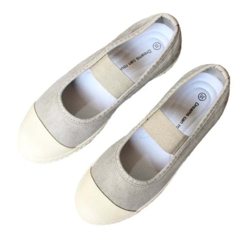 Tênis slip-on feminino bege em lona com sola plana branca e elástico no peito do pé