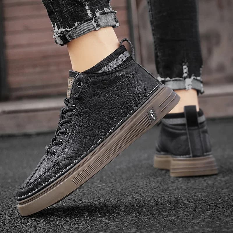 Tendência masculina sapatos casuais de couro 2025 novos sapatos para homens de alta qualidade preto casual masculino tênis plataforma botas de tornozelo tênis masculino