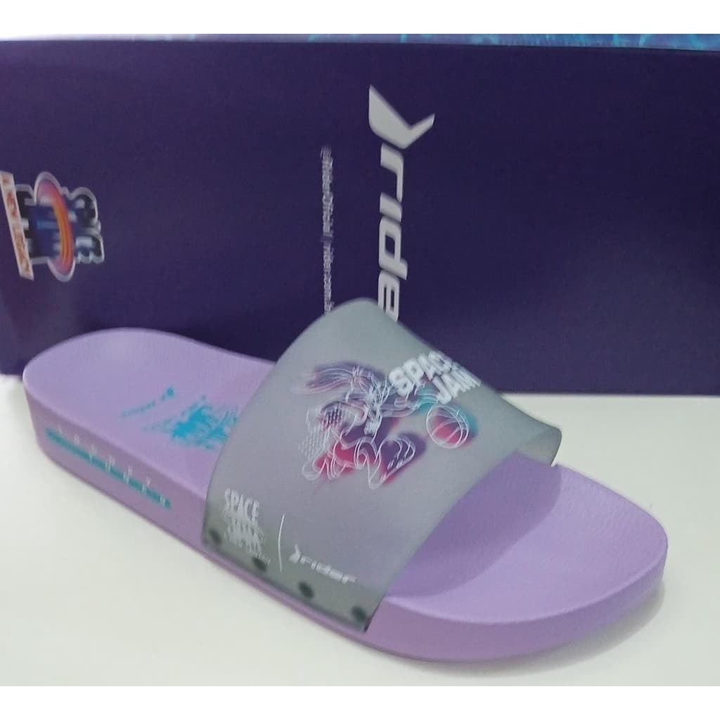 Chinelo slide Rider Space Jam Lilas com estampa de personagens e texto SPACE JAM