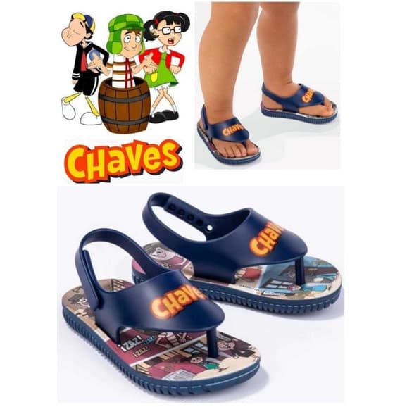 Chinelo infantil Grendene Kids com estampa da turma do Chaves, azul com personagens estampados na sola